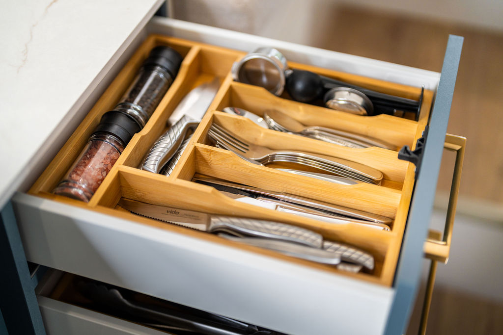 Rangement de cuisine sur mesure dans le van