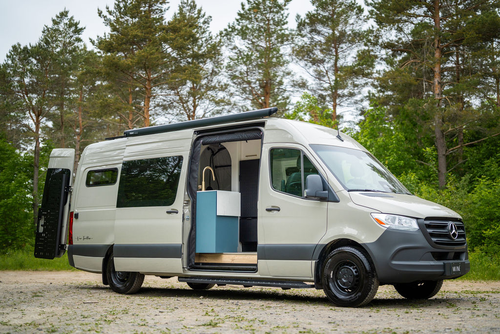 Sprinter Van Trotter dans les pins
