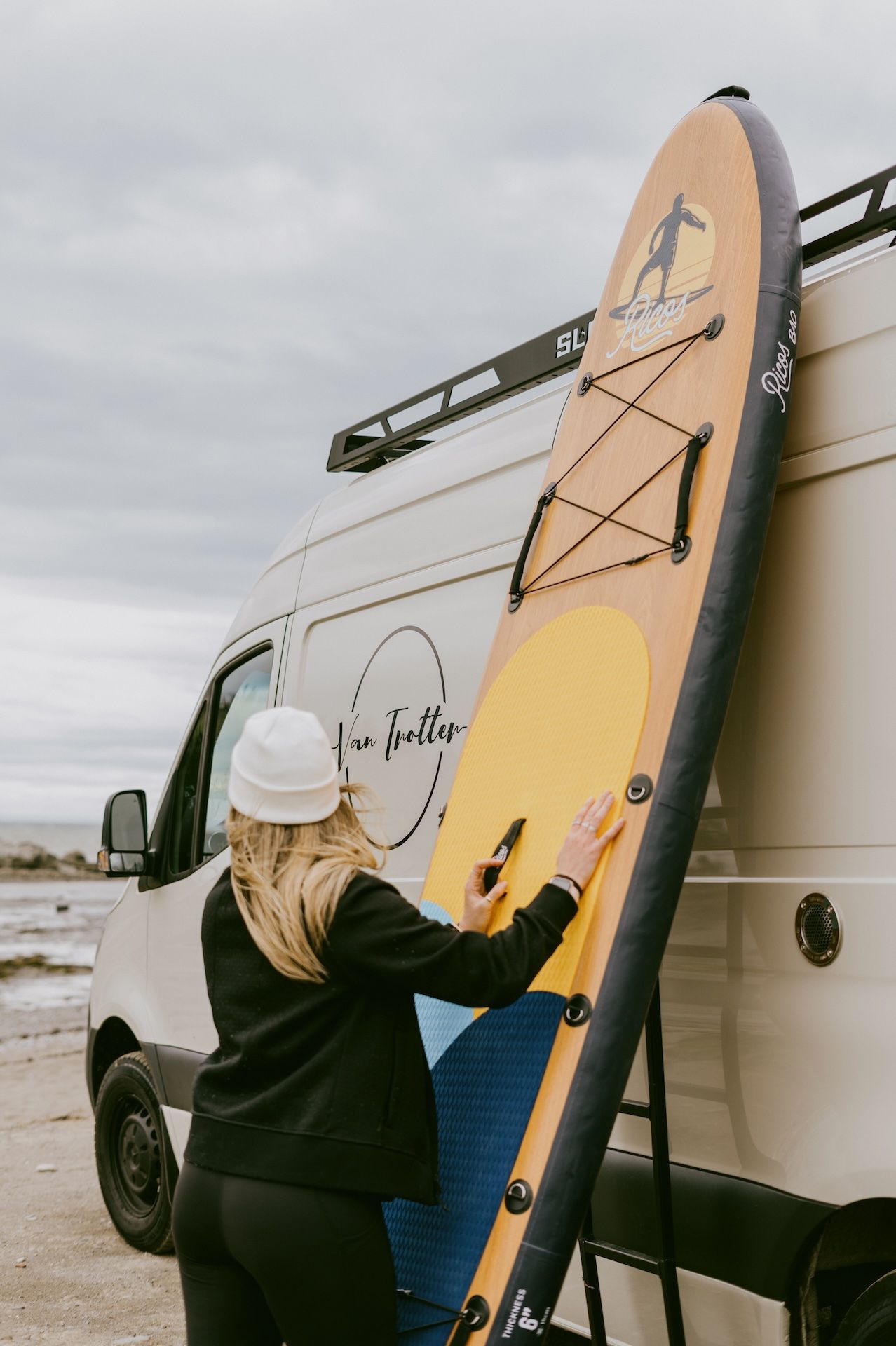 Chargement de la planche à pagaie sur le van